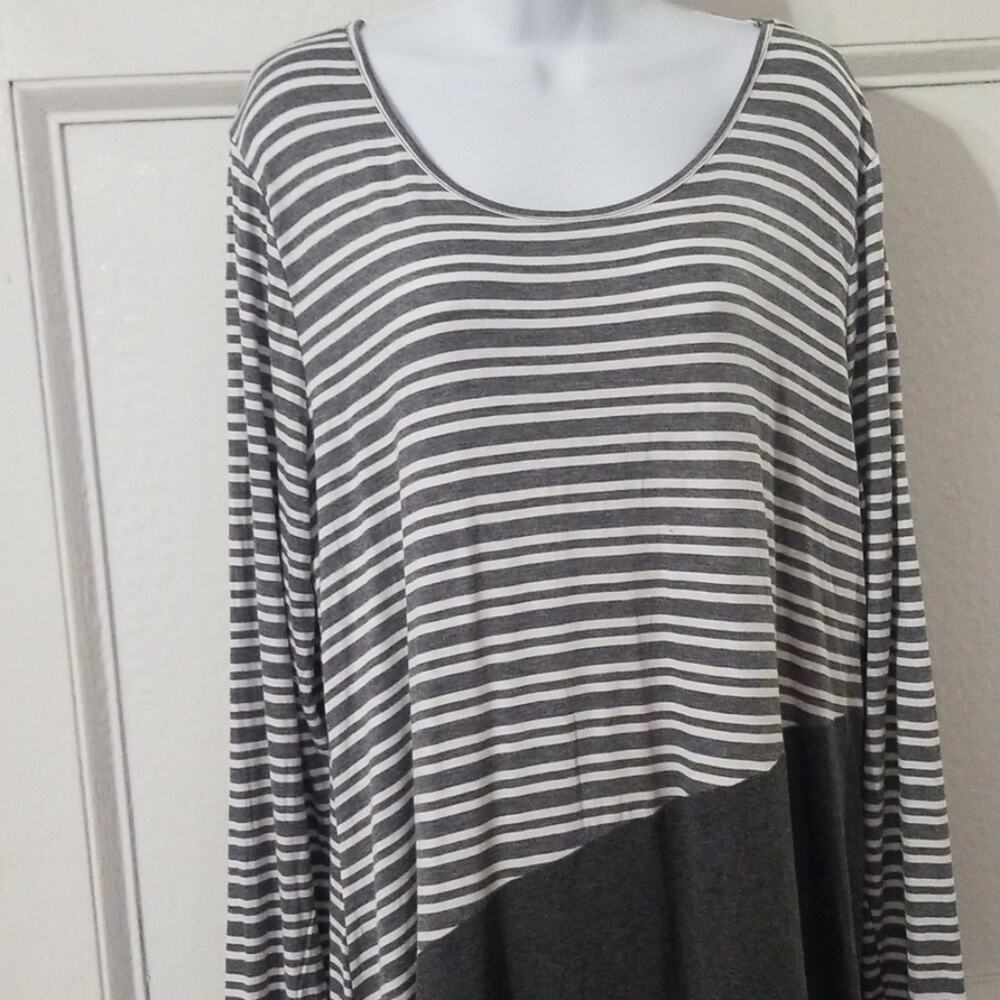 NWT Women's XL H.I.P. by Buckle Gray/white top
